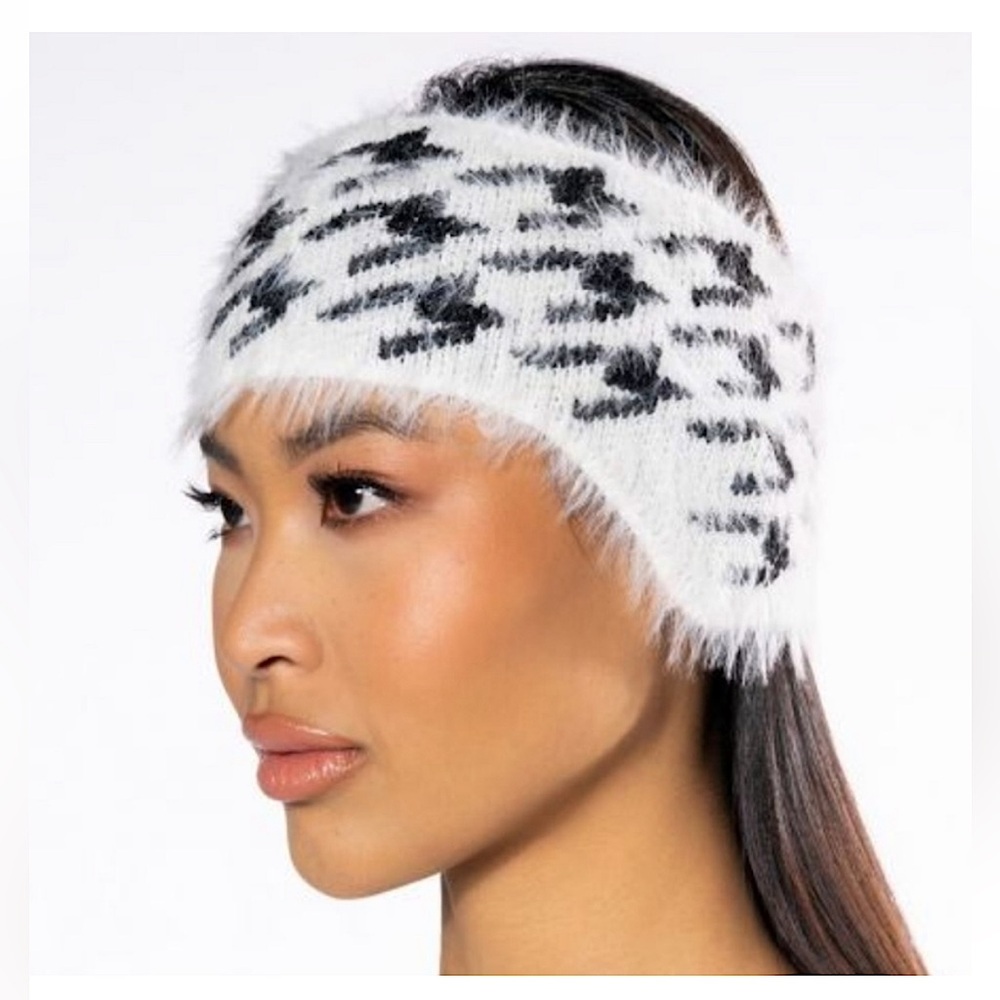 NWT AKIRA Fuzzy Chevron Headband 🖤